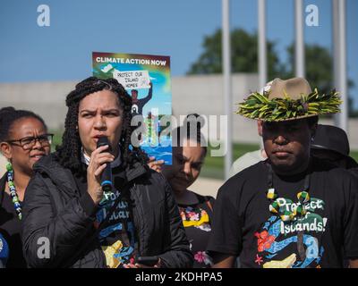 Gli isolani dello stretto di Torres si riuniscono al di fuori della Casa del Parlamento all'apertura del COP27 per raccontare le loro storie e chiedere al governo australiano di intervenire per limitare le emissioni al target di 1,5 gradi concordato nell'ambito dell'accordo di Parigi Credit: Leo Bild/Alamy Live News Foto Stock