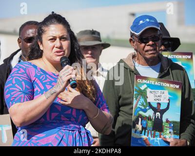 Gli isolani dello stretto di Torres si riuniscono al di fuori della Casa del Parlamento all'apertura del COP27 per raccontare le loro storie e chiedere al governo australiano di intervenire per limitare le emissioni al target di 1,5 gradi concordato nell'ambito dell'accordo di Parigi Credit: Leo Bild/Alamy Live News Foto Stock