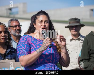 Gli isolani dello stretto di Torres si riuniscono al di fuori della Casa del Parlamento all'apertura del COP27 per raccontare le loro storie e chiedere al governo australiano di intervenire per limitare le emissioni al target di 1,5 gradi concordato nell'ambito dell'accordo di Parigi Credit: Leo Bild/Alamy Live News Foto Stock