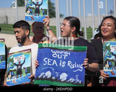 Gli isolani dello stretto di Torres si riuniscono al di fuori della Casa del Parlamento all'apertura del COP27 per raccontare le loro storie e chiedere al governo australiano di intervenire per limitare le emissioni al target di 1,5 gradi concordato nell'ambito dell'accordo di Parigi Credit: Leo Bild/Alamy Live News Foto Stock