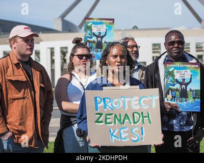 Gli isolani dello stretto di Torres si riuniscono al di fuori della Casa del Parlamento all'apertura del COP27 per raccontare le loro storie e chiedere al governo australiano di intervenire per limitare le emissioni al target di 1,5 gradi concordato nell'ambito dell'accordo di Parigi Credit: Leo Bild/Alamy Live News Foto Stock