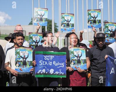 Gli isolani dello stretto di Torres si riuniscono al di fuori della Casa del Parlamento all'apertura del COP27 per raccontare le loro storie e chiedere al governo australiano di intervenire per limitare le emissioni al target di 1,5 gradi concordato nell'ambito dell'accordo di Parigi Credit: Leo Bild/Alamy Live News Foto Stock