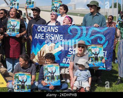 Gli isolani dello stretto di Torres si riuniscono al di fuori della Casa del Parlamento all'apertura del COP27 per raccontare le loro storie e chiedere al governo australiano di intervenire per limitare le emissioni al target di 1,5 gradi concordato nell'ambito dell'accordo di Parigi Credit: Leo Bild/Alamy Live News Foto Stock