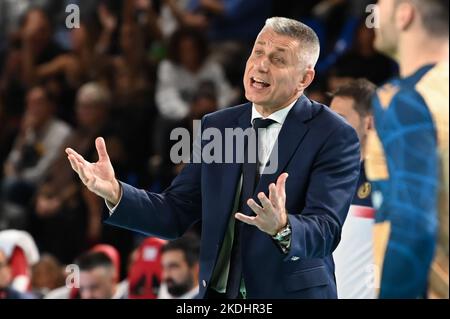 Civitanova Marche, Italia. 06th Nov 2022. Radostin Stoytchev (Coach of WithU Verona) durante Cucine Lube Civitanova vs WithU Verona, Pallavolo Serie A Campionato Men Superleague a Civitanova Marche, Italia, Novembre 06 2022 Credit: Independent Photo Agency/Alamy Live News Foto Stock