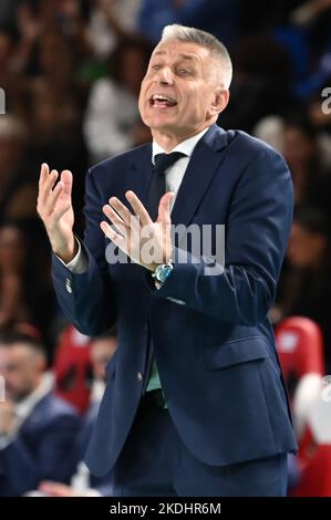 Civitanova Marche, Italia. 06th Nov 2022. Radostin Stoytchev (Coach of WithU Verona) durante Cucine Lube Civitanova vs WithU Verona, Pallavolo Serie A Campionato Men Superleague a Civitanova Marche, Italia, Novembre 06 2022 Credit: Independent Photo Agency/Alamy Live News Foto Stock