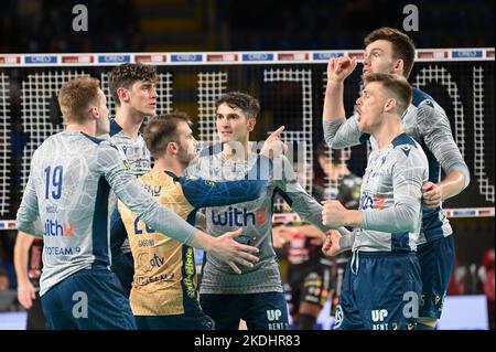 Civitanova Marche, Italia. 06th Nov 2022. WithU Verona team durante Cucine Lube Civitanova vs WithU Verona, Volley Campionato Italiano Serie A Men Superleague Championship a Civitanova Marche, Italia, Novembre 06 2022 Credit: Independent Photo Agency/Alamy Live News Foto Stock