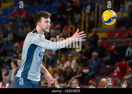 Civitanova Marche, Italia. 06th Nov 2022. Sapozhkov #5 (WithU Verona) durante Cucine Lube Civitanova vs WithU Verona, Volley Campionato Italiano Serie A Men Superleague a Civitanova Marche, Italia, Novembre 06 2022 Credit: Independent Photo Agency/Alamy Live News Foto Stock