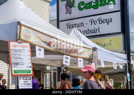 NEW ORLEANS, LA, USA - 6 NOVEMBRE 2022: Stand del ristorante Ajun Cajun al Festival del po-Boy di Oak Street nel quartiere di Carrollton Foto Stock