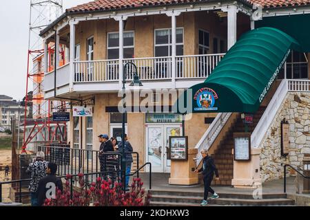 Monterey, California, USA - 30 ottobre 2022. Il John Steinbeck Plaza si trova in Cannery Row a Monterey. Negozi, gallerie e negozi di articoli da regalo, via Foto Stock