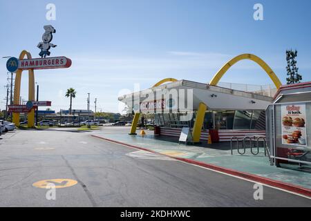 Vista esterna del più antico McDonald's rimasto a Downey, California, fuori Los Angeles, visto martedì 10 maggio 2022. Foto Stock