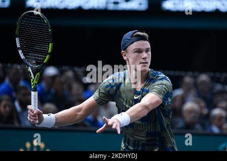 Parigi, Francia. 06th Nov 2022. Holger Rune di Danimarca durante il Rolex Paris Masters, torneo ATP Masters 1000, il 6 novembre 2022 presso l'Accor Arena di Parigi, Francia. Foto di Victor Joly/ABACAPRESS.COM Credit: Victor Joly/Alamy Live News Foto Stock