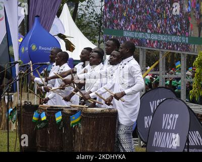 Kinigi, Rwanda 2nd settembre 2022 i musicisti hanno battuto la batteria alla the18th° cerimonia annuale di Naming Gorilla Baby Rwanda ÒKwita IzinaÓ Foto Stock