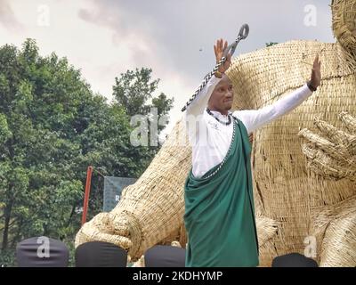 Kinigi, Rwanda 2nd settembre 2022 Didier Drogba, ex leggenda del calcio che nomina un gorilla bambino alla cerimonia annuale di Naming di Baby Gorilla del Ruanda 18th ÒKwita IzinaÓ Foto Stock