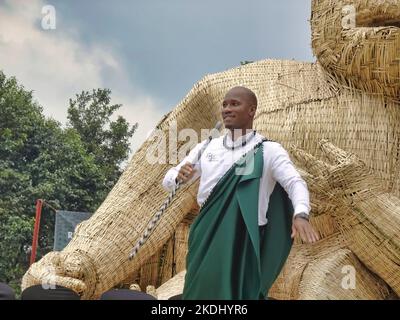 Kinigi, Rwanda 2nd settembre 2022 Didier Drogba ex leggenda del calcio Nomina di un gorilla bambino alla cerimonia annuale di Naming di Baby Gorilla del Ruanda 18th ÒKwita IzinaÓ Foto Stock