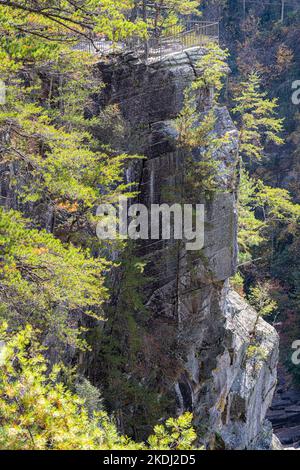 La cascata del Tallulah Gorge state Park si affaccia sul sentiero sul bordo di Tallulah Falls, Georgia. (USA) Foto Stock