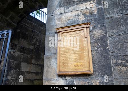 Old Calton seppellire terra targa a famose celebrità sepolto qui, Edimburgo, Scozia, Regno Unito, estate 2022 Foto Stock