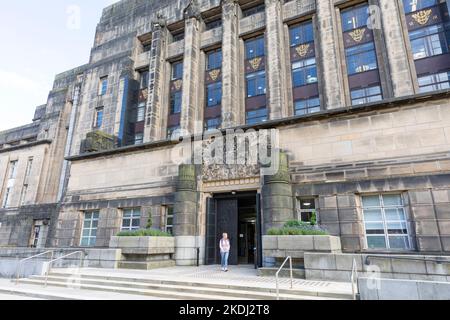 Centro di Edimburgo edificio St Andrews House, sede del governo scozzese, modello rilasciato donna di mezza età visitatore, Edimburgo, Scozia Foto Stock