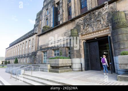 Centro di Edimburgo edificio St Andrews House, sede del governo scozzese, modello rilasciato donna di mezza età visitatore, Edimburgo, Scozia Foto Stock