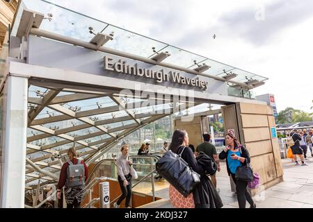 L'entrata della stazione ferroviaria di Edinburgh Waverley in Princes Street nel centro di Edinburgo, Scozia, Regno Unito, estate 2022 Foto Stock