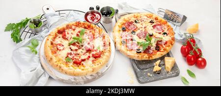Pizza appena sfornata su sfondo scuro. Concetto gustoso di cibo fatto in casa. Foto Stock