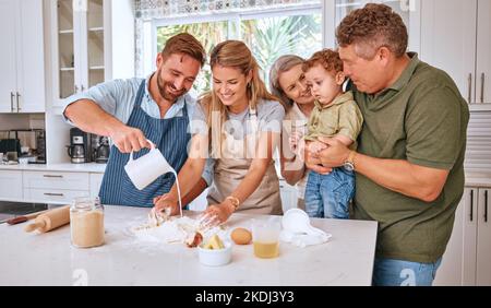 Nonni, genitori e bambini che cucinano in cucina insieme facendo dolci per la famiglia. Amore, legame e grande famiglia insieme insegnamento, apprendimento Foto Stock