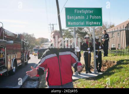 St. Louis, Stati Uniti. 06th Nov 2022. Il capo del fuoco di St. Louis Dennis M. Jenkerson fa le sue osservazioni durante la dedicazione di un segno, il pompiere Benjamin F. Polson Memorial Highway, a Shrewsberry, Missouri, domenica 6 novembre 2022. Polson fu un vigile del fuoco di St. Louis, ucciso durante un incendio in un edificio vacante a St. Louis il 13 gennaio 2022. Foto di Bill Greenblatt/UPI Credit: UPI/Alamy Live News Foto Stock