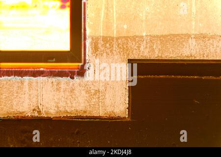 in cerca di perdita di calore, un termogramma è stato fatto di una parete monolitica di un edificio con impermeabilizzazione e isolamento, fuoco selettivo Foto Stock