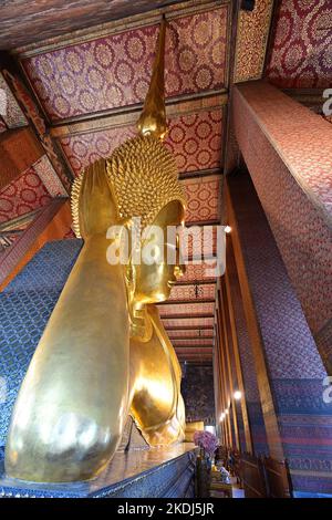 Wat Pho, situato nel quartiere di Phra Nakhon, è uno dei templi più antichi di Bangkok. E' ben conosciuta come la casa del Buddha sdraiato piu' grande della Thailandia Foto Stock