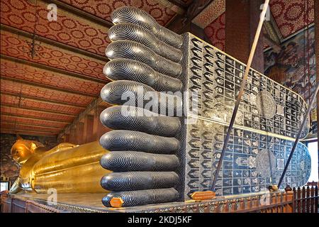 Wat Pho, situato nel quartiere di Phra Nakhon, è uno dei templi più antichi di Bangkok. E' ben conosciuta come la casa del Buddha sdraiato piu' grande della Thailandia Foto Stock