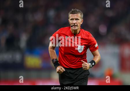 Lipsia, Germania. 25th Ott 2022. Calcio: Champions League, palcoscenico di gruppo, Gruppo F, Giornata 5 RB Leipzig - Real Madrid. L'arbitro Daniele Orsato gesti. Credit: Jan Woitas/dpa/Alamy Live News Foto Stock