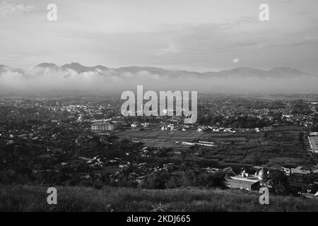 Bianco e nero, foto monocromatica di una valle con vista urbana a Cicalengka - Indonesia Foto Stock