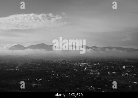 Bianco e nero, foto monocromatica di una valle con vista urbana a Cicalengka - Indonesia Foto Stock