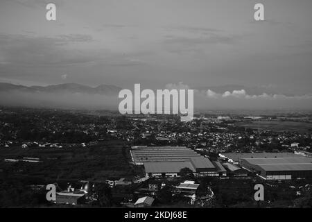 Bianco e nero, foto monocromatica di una valle con vista urbana a Cicalengka - Indonesia Foto Stock