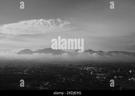 Bianco e nero, foto monocromatica di una valle con vista urbana a Cicalengka - Indonesia Foto Stock