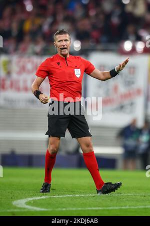 Lipsia, Germania. 25th Ott 2022. Calcio: Champions League, palcoscenico di gruppo, Gruppo F, Giornata 5 RB Leipzig - Real Madrid. L'arbitro Daniele Orsato gesti. Credit: Jan Woitas/dpa/Alamy Live News Foto Stock