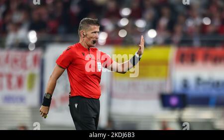 Lipsia, Germania. 25th Ott 2022. Calcio: Champions League, palcoscenico di gruppo, Gruppo F, Giornata 5 RB Leipzig - Real Madrid. L'arbitro Daniele Orsato gesti. Credit: Jan Woitas/dpa/Alamy Live News Foto Stock