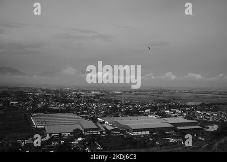 Bianco e nero, foto monocromatica di una valle con vista urbana a Cicalengka - Indonesia Foto Stock