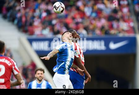 Madrid, Spagna. 6th Nov 2022. Geoffrey Kondogbia (R) di Atletico de Madrid Diego vies con Joselu di RCD Espanyol durante una partita di calcio spagnola la Liga tra Atletico de Madrid e RCD Espanyol a Madrid, Spagna, 6 novembre 2022. Credit: Gustavo Valiente/Xinhua/Alamy Live News Foto Stock