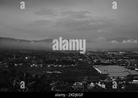 Bianco e nero, foto monocromatica di una valle con vista urbana a Cicalengka - Indonesia Foto Stock