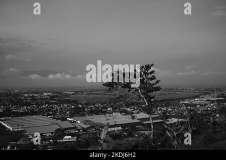 Bianco e nero, foto monocromatica di una valle con vista urbana a Cicalengka - Indonesia Foto Stock