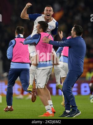 Roma, Italia. 6th Nov 2022. Adam Marusic (Top) del Lazio festeggia dopo aver vinto a Roma, il 6 novembre 2022, una partita di calcio di Serie A tra Roma e Lazio. Credit: Augusto Casasoli/Xinhua/Alamy Live News Foto Stock