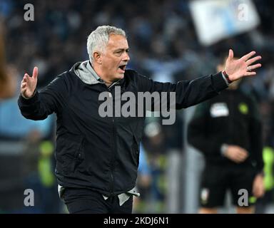 Roma, Italia. 6th Nov 2022. Il capo allenatore di Roma Jose Mourinho gesta durante una Serie A partita di calcio tra Roma e Lazio a Roma, Italia, il 6 novembre 2022. Credit: Augusto Casasoli/Xinhua/Alamy Live News Foto Stock