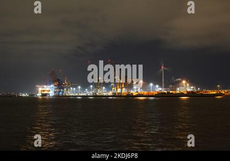 Amburgo, Germania. 07th Nov 2022. Le navi portacontainer sono gestite presso il terminal dei container Tollerort nel porto di Amburgo. Credit: Marcus Brandt/dpa/Alamy Live News Foto Stock