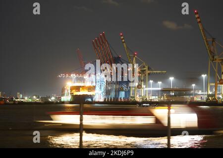 Amburgo, Germania. 07th Nov 2022. Le navi portacontainer sono gestite presso il terminal dei container Tollerort nel porto di Amburgo. Credit: Marcus Brandt/dpa/Alamy Live News Foto Stock