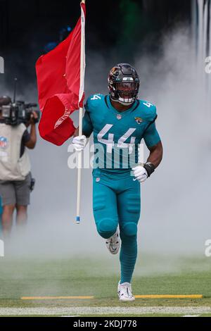 Sabato 6 novembre 2022; Jacksonville, Florida USA; Travon Walker (44), linebacker dei Jacksonville Jaguars, parte dal tunnel all'inizio di una partita della NFL Foto Stock