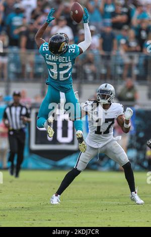 Sabato 6 novembre 2022; Jacksonville, Florida USA; Tyson Campbell (32), il capannone dei Jacksonville Jaguars, intercetta quasi il quartback dei Las Vegas Raiders Foto Stock