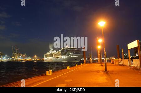 Amburgo, Germania. 07th Nov 2022. La nave da crociera 'MSC preziosa' arriva nel porto di Amburgo. Credit: Marcus Brandt/dpa/Alamy Live News Foto Stock