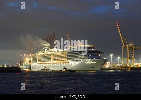Amburgo, Germania. 07th Nov 2022. La nave da crociera 'MSC preziosa' arriva nel porto di Amburgo. Credit: Marcus Brandt/dpa/Alamy Live News Foto Stock