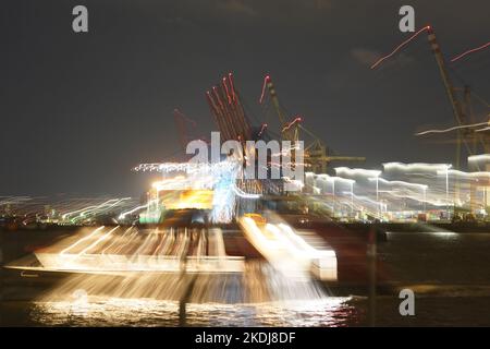 Amburgo, Germania. 07th Nov 2022. Le navi portacontainer sono gestite presso il terminal dei container Tollerort nel porto di Amburgo. Credit: Marcus Brandt/dpa/Alamy Live News Foto Stock