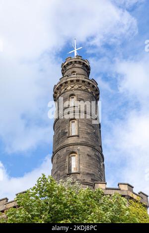 Nelson Monument a Calton Hill a Edimburgo, costruito nel 19th ° secolo per commemorare la vittoria di Nelson alla Battaglia di Trafalgar, Scozia, Regno Unito Foto Stock